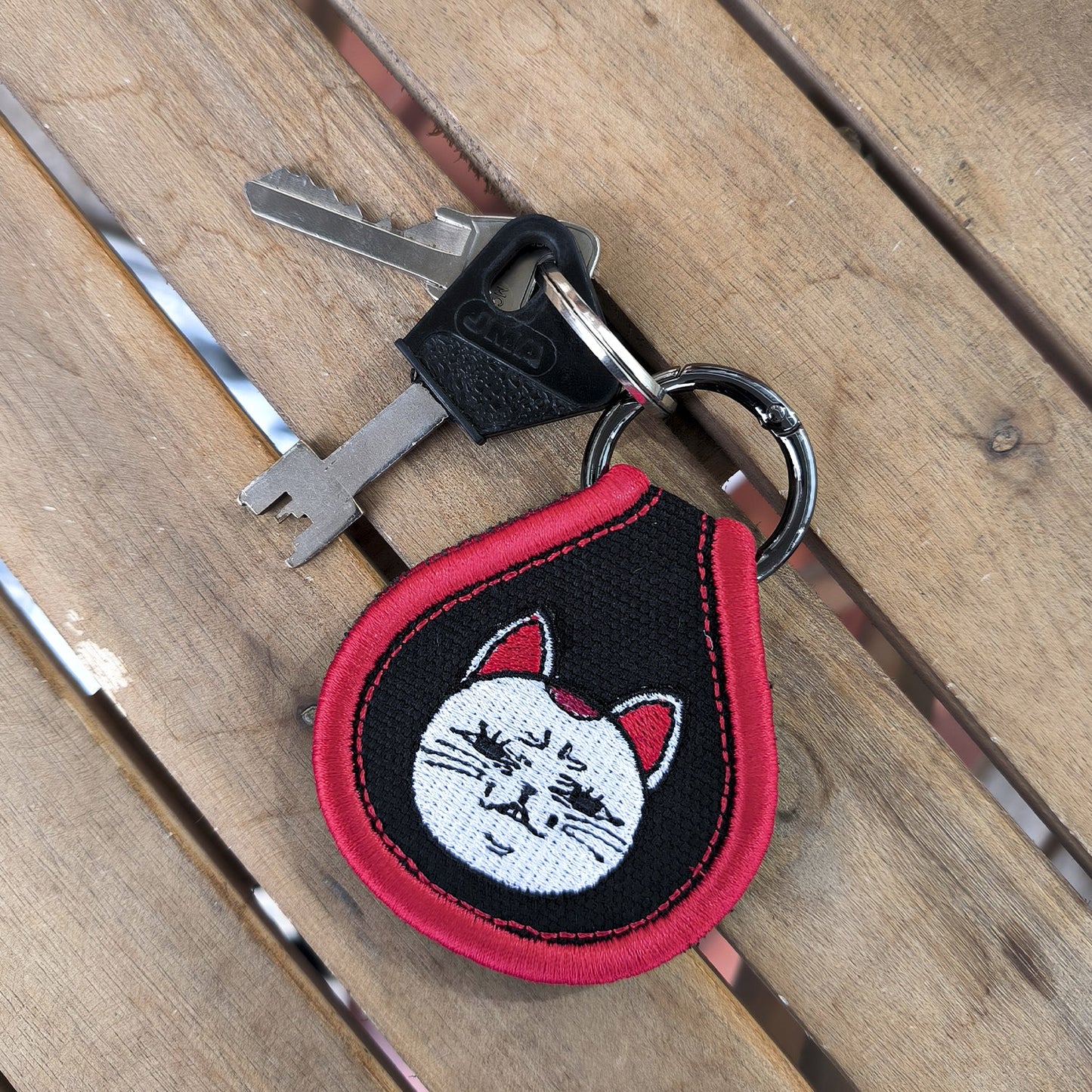 Llavero Bordado Anime Dan da Dan Turbo Vieja - Valkynea