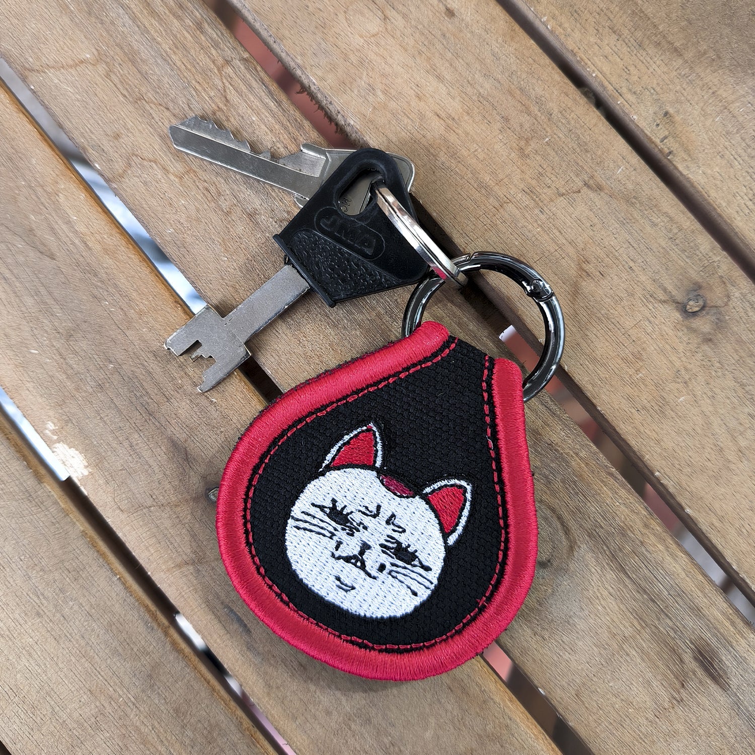 Llavero Bordado Anime Dan da Dan Turbo Vieja - Valkynea