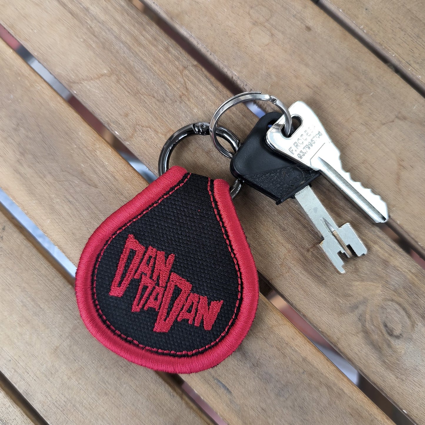 Llavero Bordado Anime Dan da Dan Turbo Vieja - Valkynea